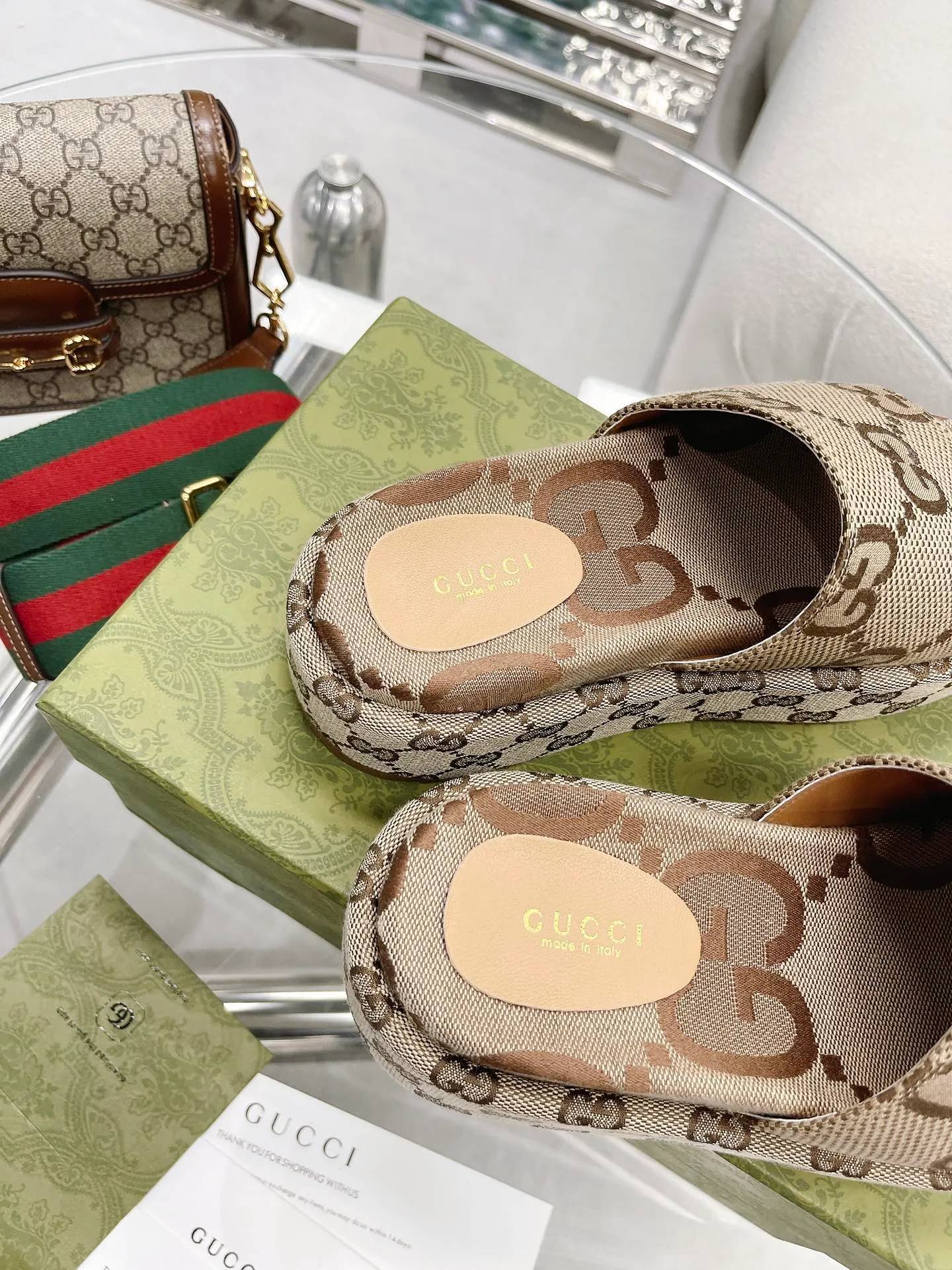 👟👟Ex-factory price 360👟👟 Spring and summer super double GG series high water platform sandals😻😻 This sandal is made of classic GG canvas, with a wide strap and a rubber sole shape to create an excellent shoe design. The GG logo began to be used in the 1970s and evolved from the Gucci diamond diamond pattern design that originally originated in the 1930s. Since its introduction, it has become an iconic traditional Gucci element. Fabric: Classic super large GG embroidered jacquard canvas. Lining: Water-dyed cowhide lining. Size: 35-47. Packaging: Full set of green original high-end packaging. Heel height: 12cm at the heel. 7cm at the forefoot. ●Outsole: original molded imported rubber combination sole. ●Created in Italy. Authentic development! The material and craftsmanship are consistent with the original version!